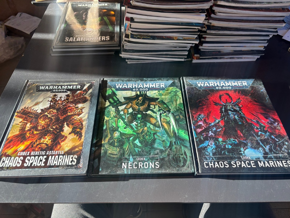 3 stk. Warhammer bøger (Necrons & 2 forskellige modeller af Chaos Space Marines)