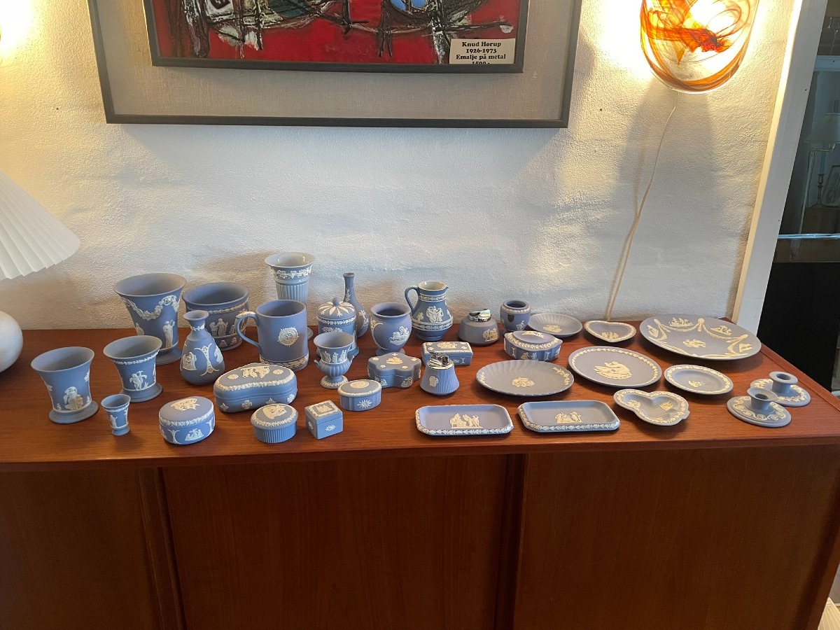 34 dele Wedgewood Jasper Ware, Wedgewood blue