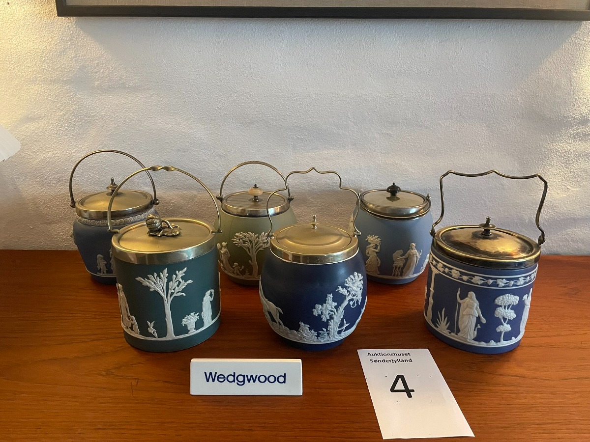 6 kiksespande samt et Wedgewood skilt 