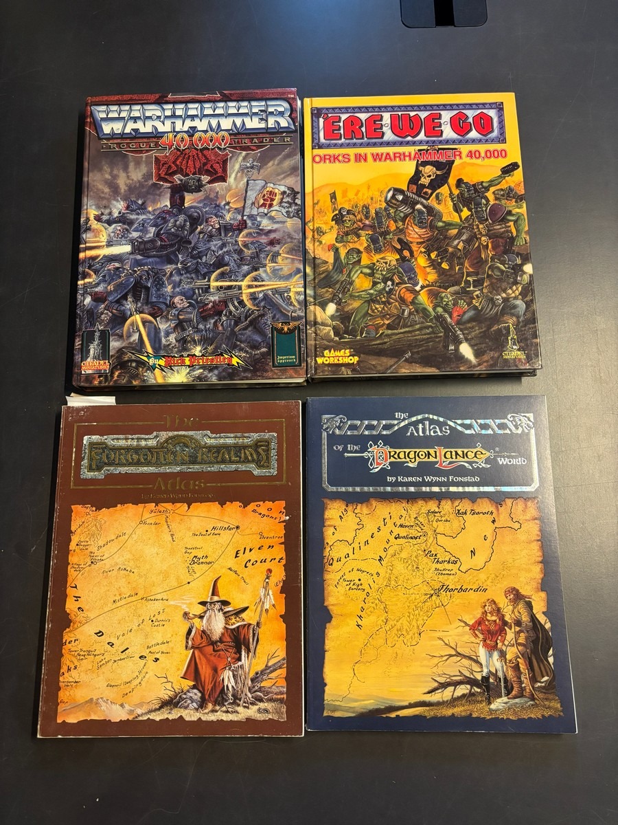 4 stk. Sourcebooks / setting guides / regelbøger