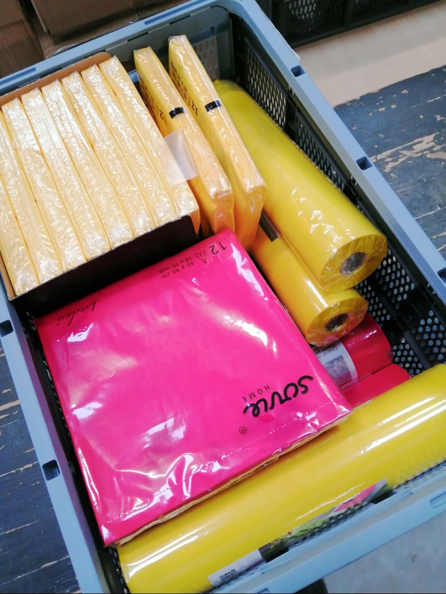 Gule og røde servietter og bordløbere