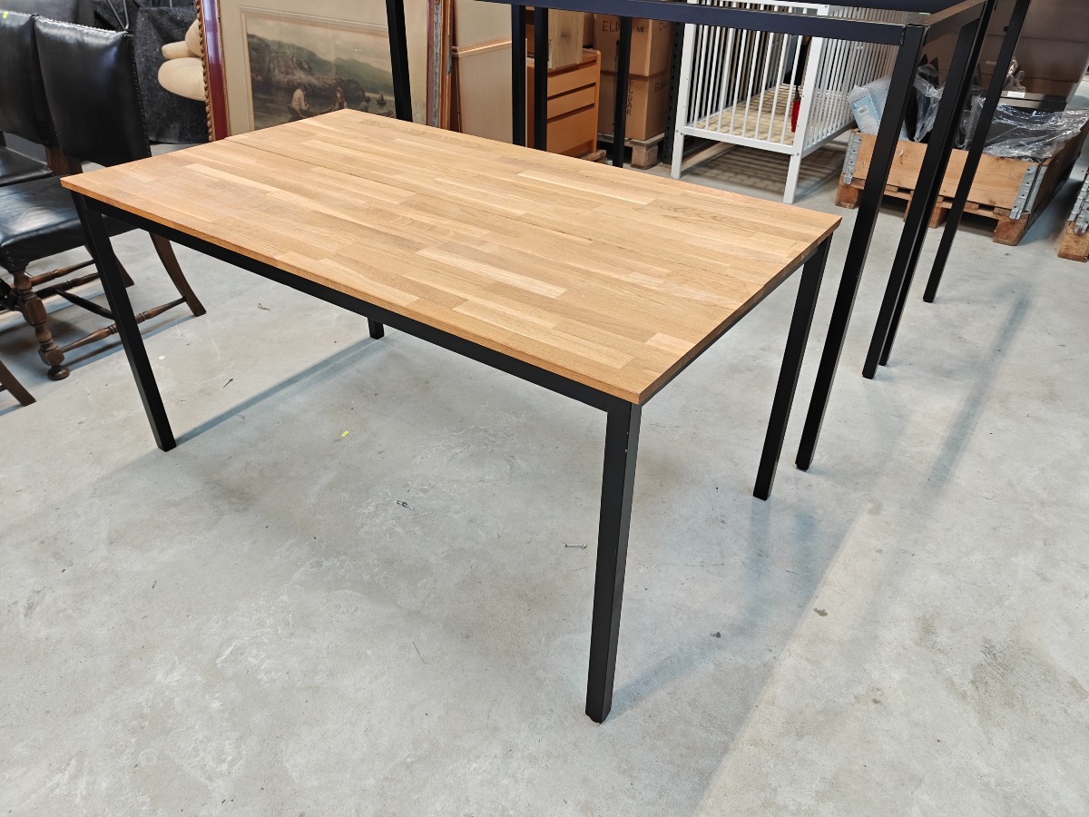 Bord med plade af eg