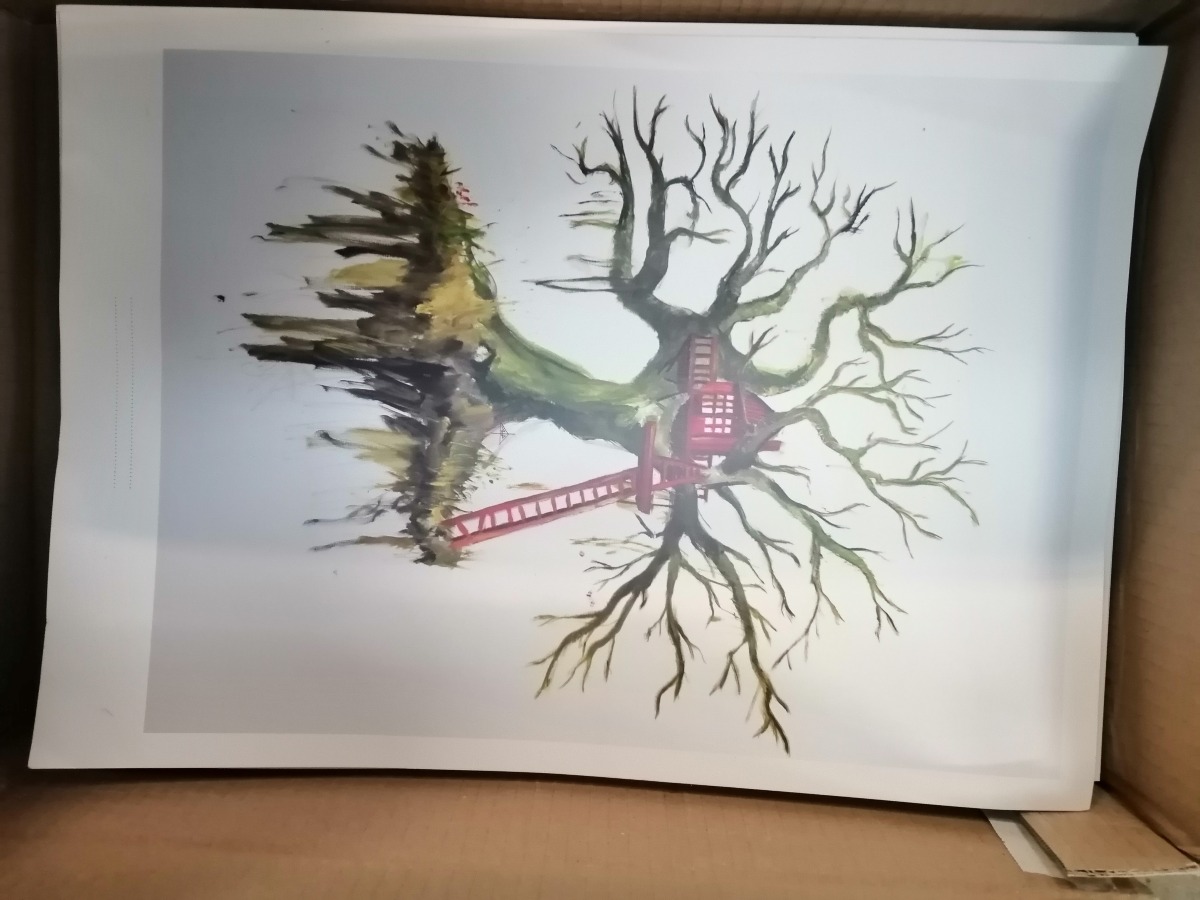 Plakattryk med motiv af hus i træ