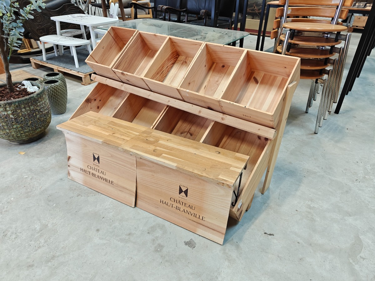 Reol og hylde lavet af vinkasser