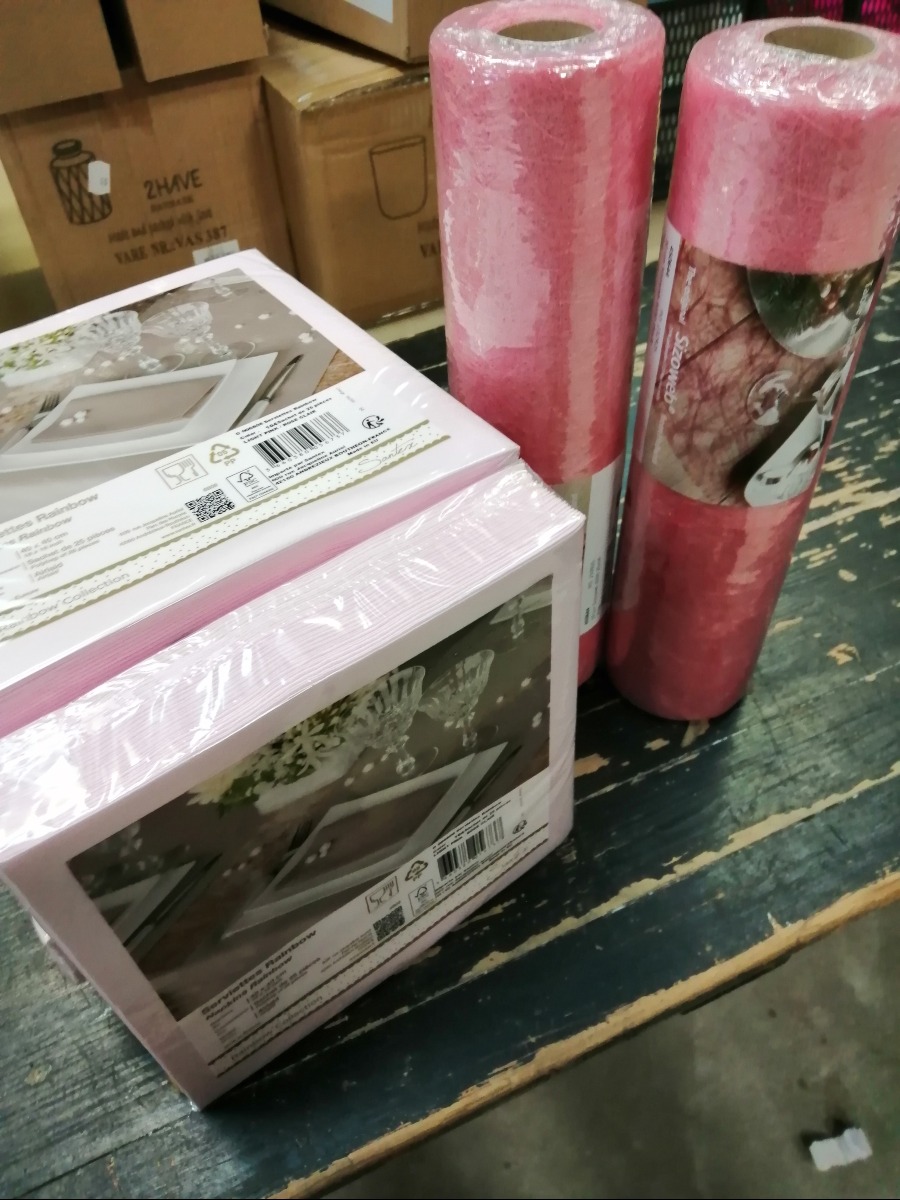 Rosa servietter og bordløber.