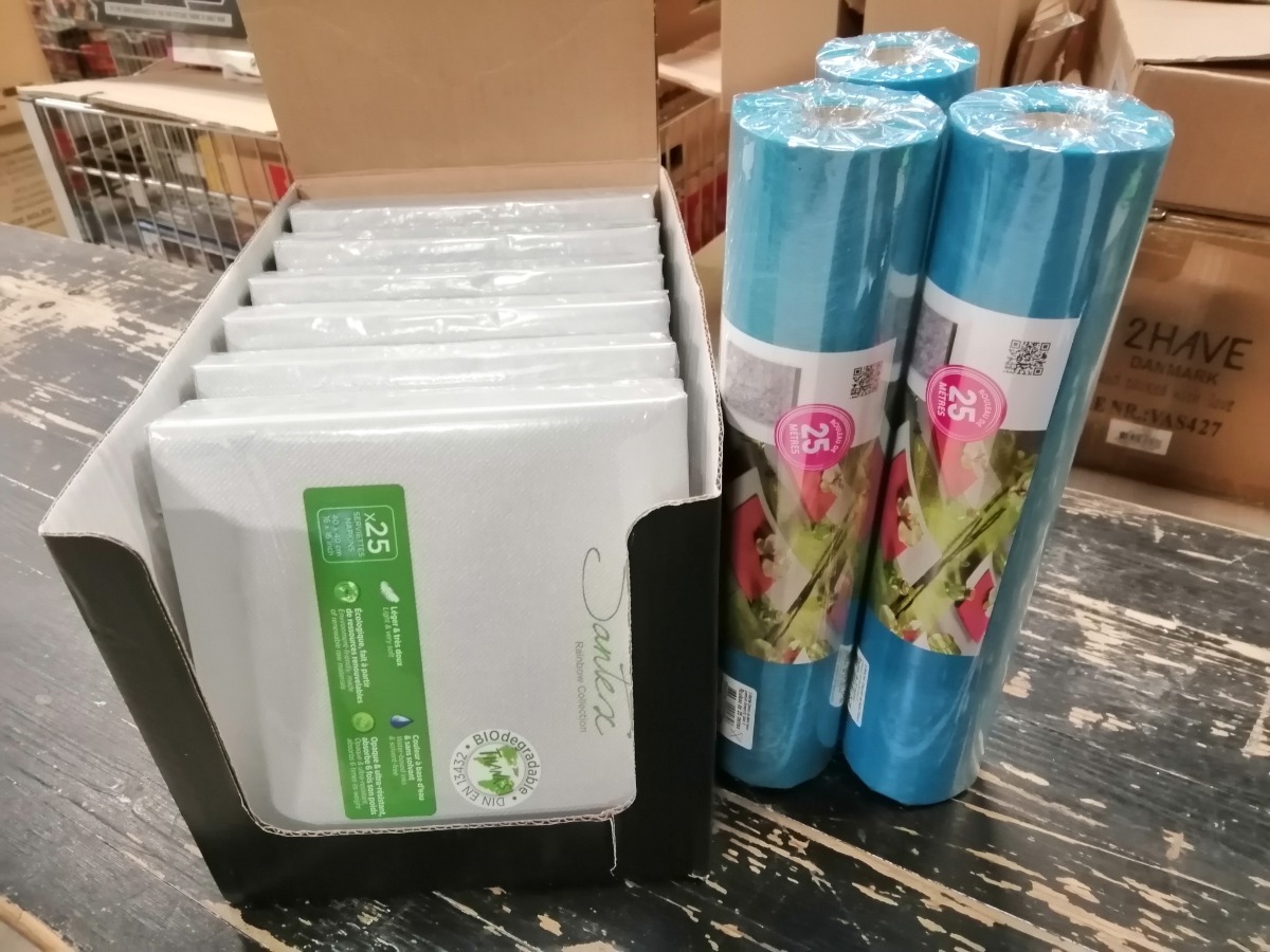 Lysegrå servietter og blå bordløber 