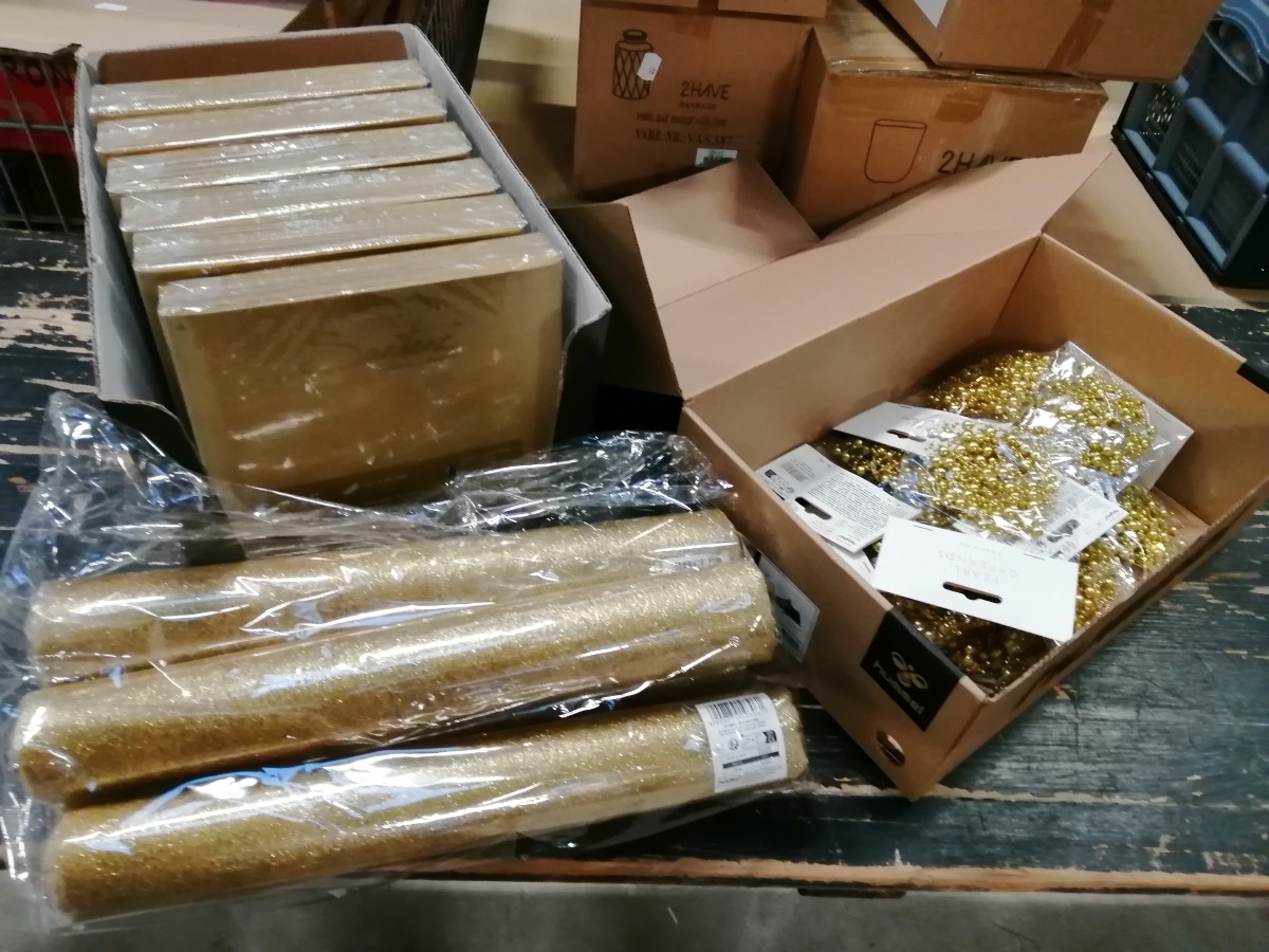 Guld servietter og bordløber.