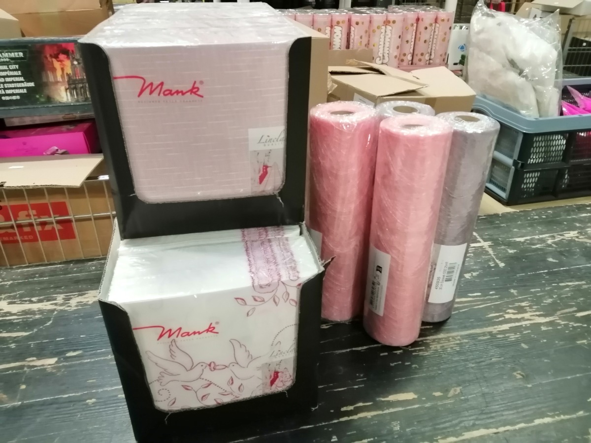 Rosa og hvide servietter med bordløber.