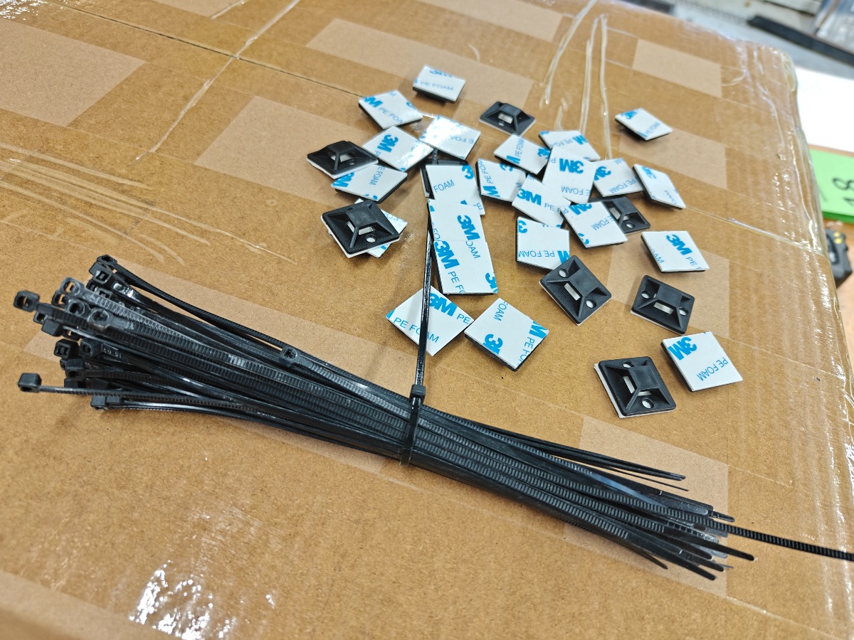 Kabelbindere med holdere 