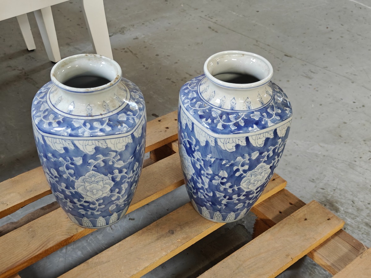 2 Kinesiske vaser. Håndmalede. H: ca 32 cm. Oplyst datering fra første halvdel af 1900-tallet. 