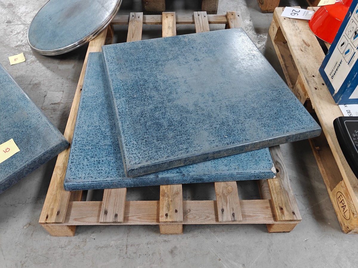 2 Franske cafébordplader. SM France Stratifié Moulé. Mål: 68.5 x 68.5 cm.  Brugte med brugsspor. 