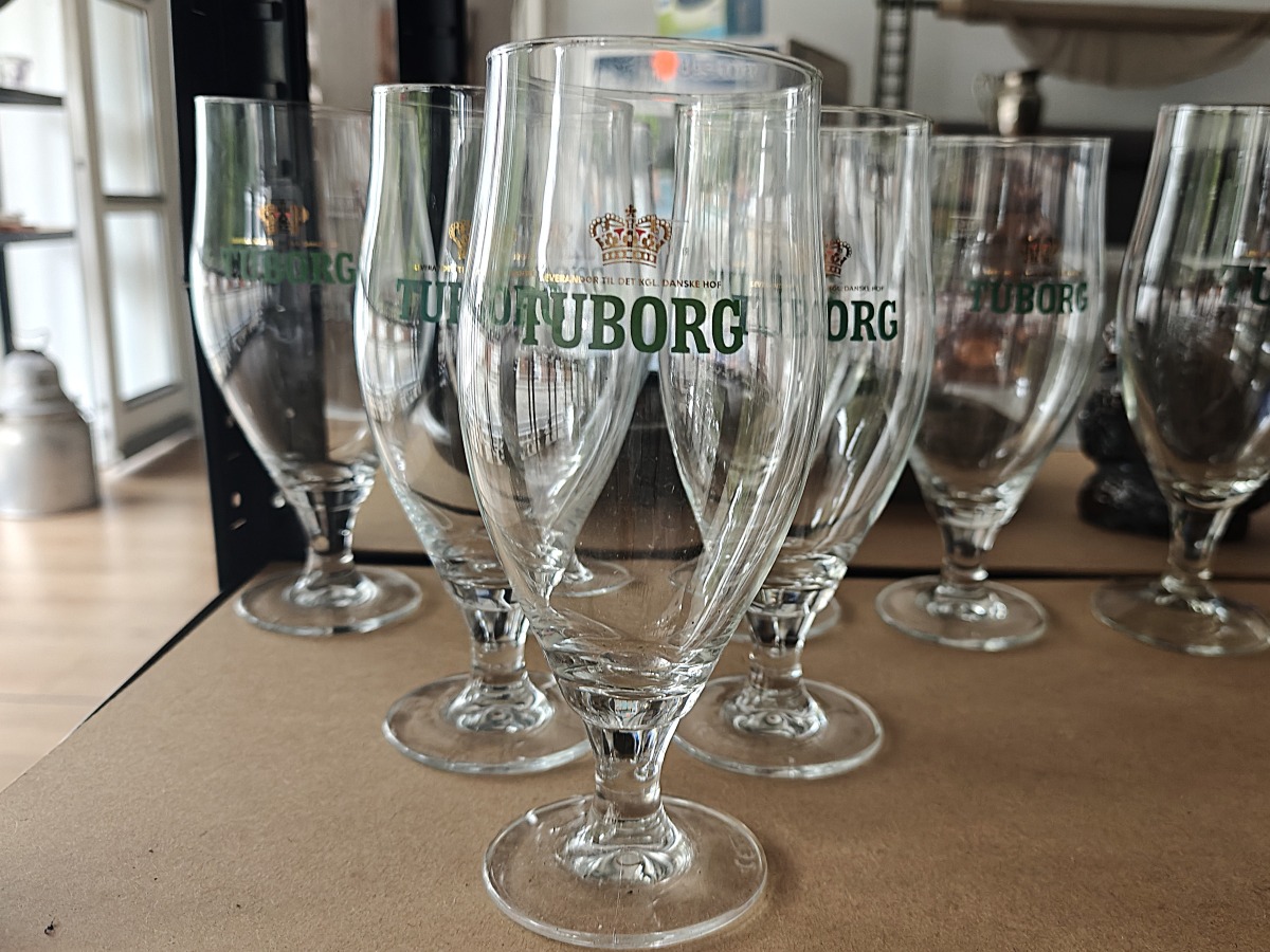 13 Tuborg ølglas. 0.5 L. Med logo. 2 Designs. Brugte. 