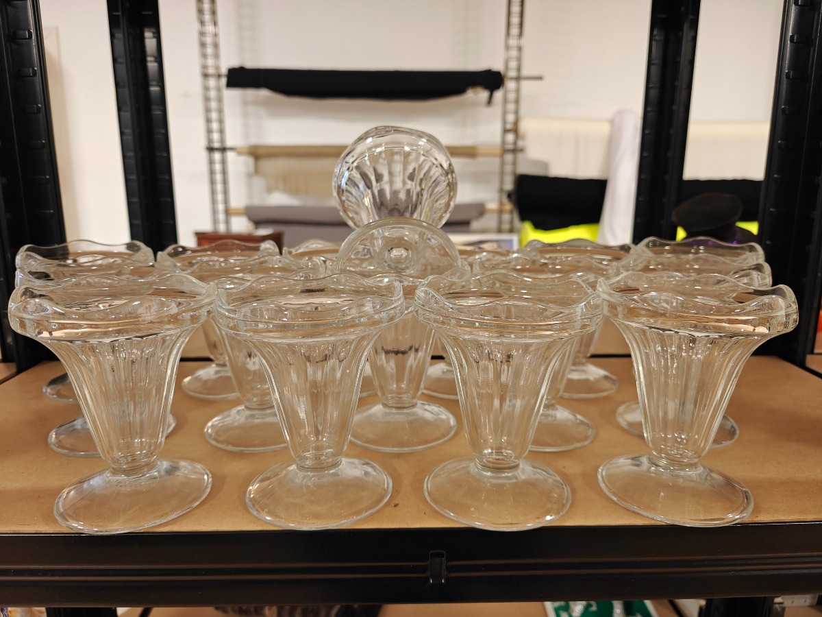 52 Dessertglas i klar glas. Fordelt på 2 modeller: Store: 34 stk. Mellem: 18 stk. Brugte. 