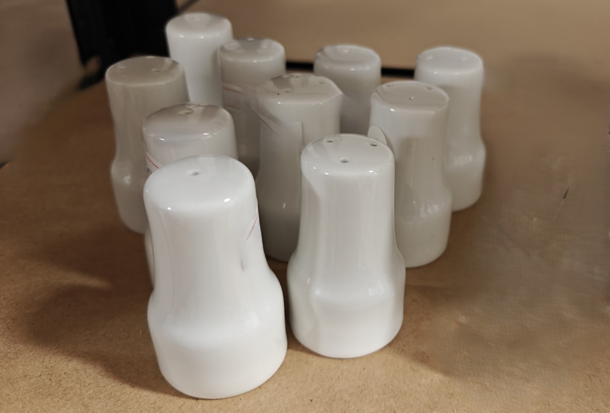 37 stk salt og peberbøsser: 13  peber & 24 salt. Hvid porcelæn. Brugte. 