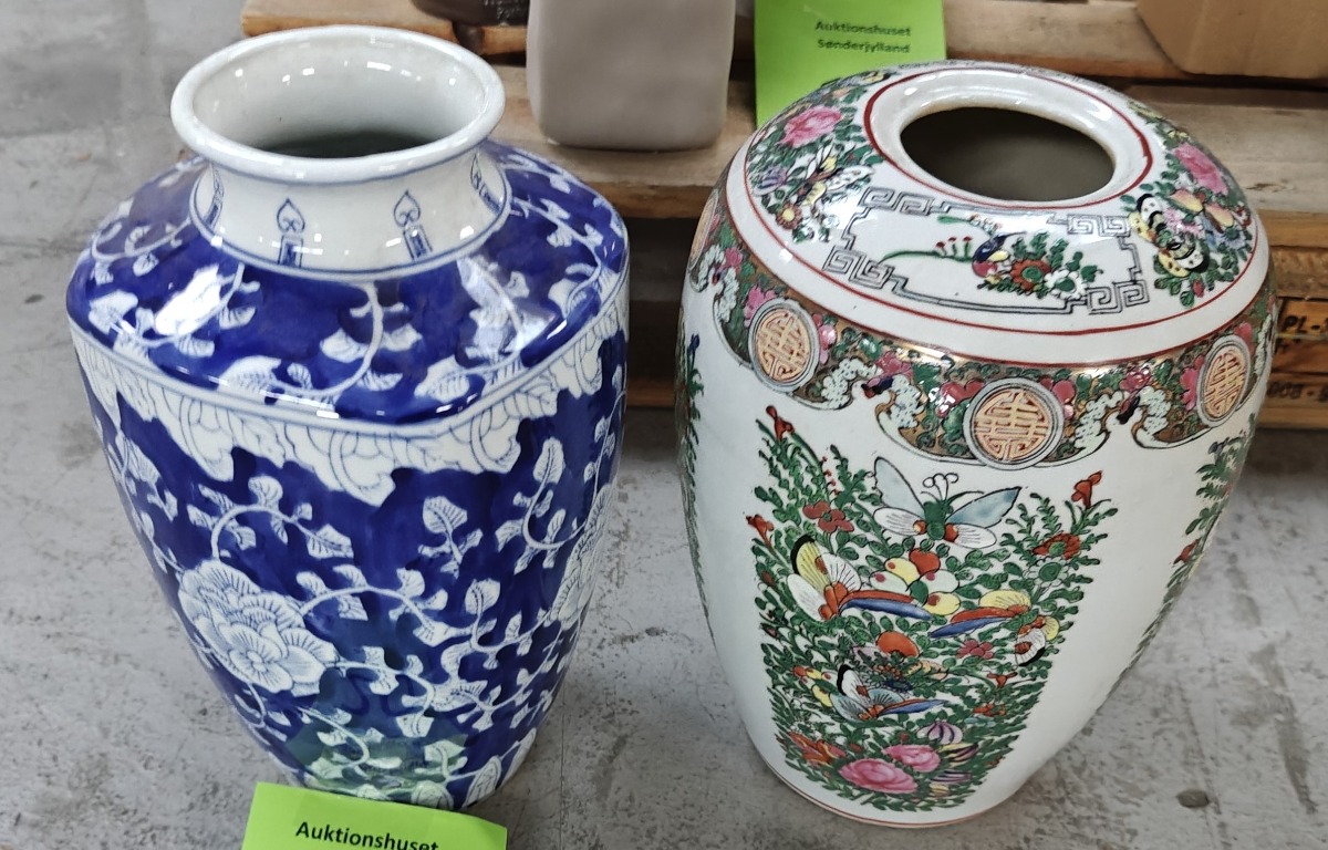 2 Kinesiske vaser. Håndmalede. H: ca 32 cm. Oplyst datering fra første halvdel af 1900-tallet. 