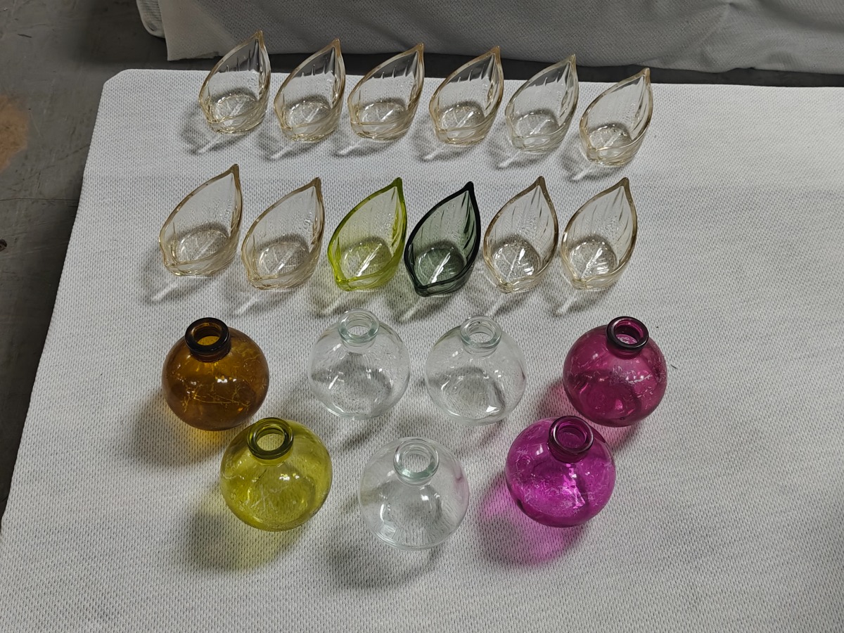 12 Stager og 7 minivaser. Fyrfadsstager i glas. Bladformede. Minivaser i glas. Kuppelformede. Brugte. 