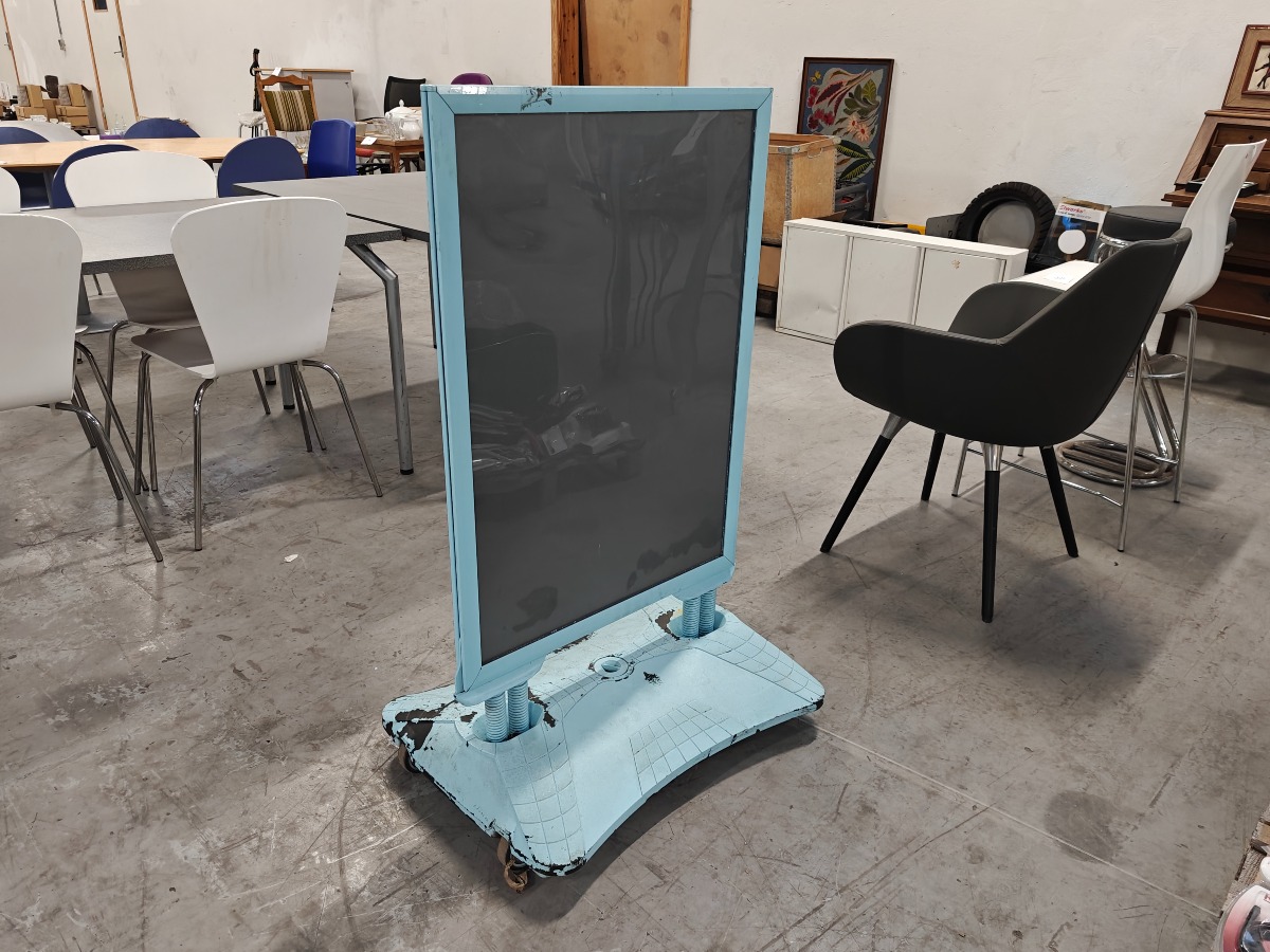 2-Sidet gadeskilt m/vippefunktion. På hjul. Robust model. Brugt. 