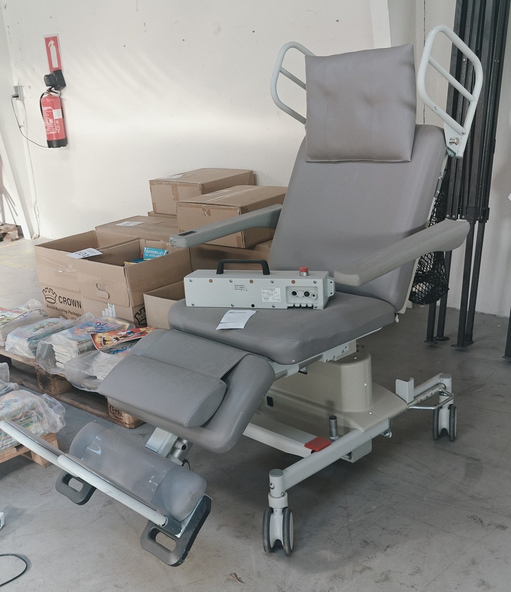 Behandlingsstol. Mrk: Bionic. Type: RecoLine. Klasse: IP X4.  Brugt. 