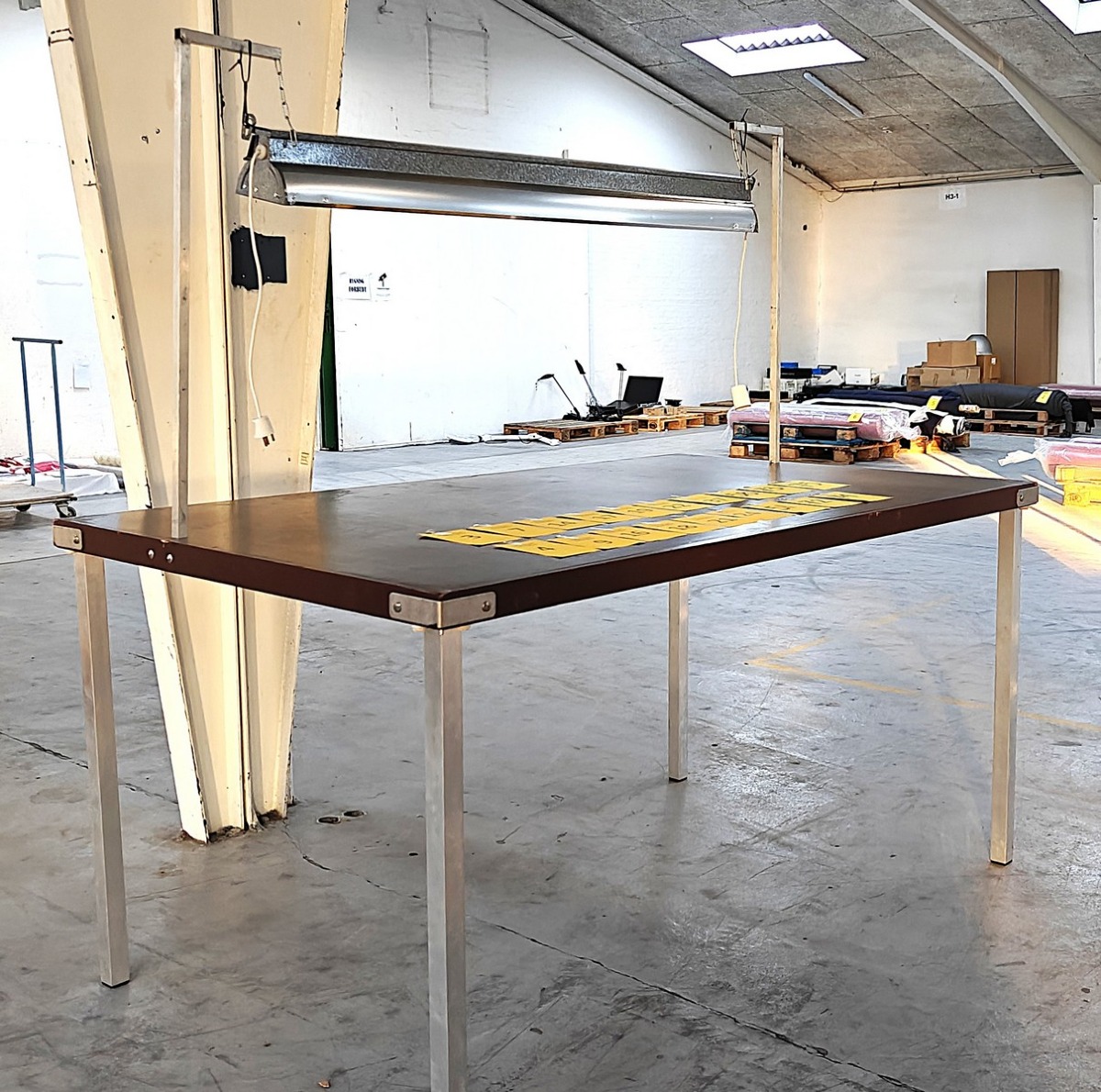 Arbejds-/sybord. Ståbord m lysarmatur. Mål: 190 x 110 cm. H: 94 cm (bord). H: 180 cm (incl lampe). Ben kan afmonteres