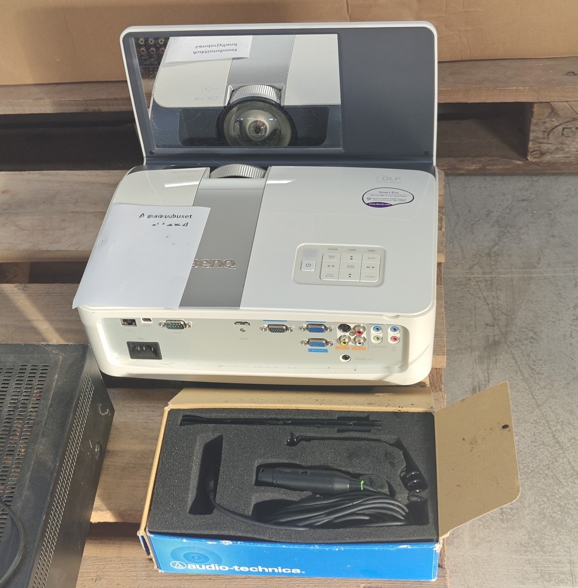 Digital projector. Mrk Benq. Model: MX850UST. UniPoint fjernbetjent mikrofon. Model: AT853Rx (der medfølger det tilbehør som ses i æsken)