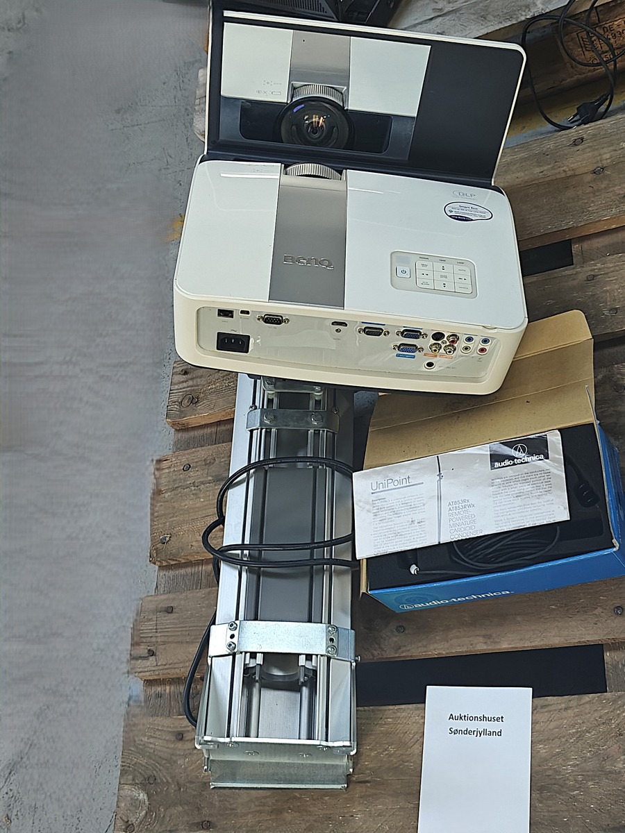 Digital projector m/beslag. Mrk Benq. Model: MX850UST. UniPoint fjernbetjent mikrofon. Model: AT853Rx (der medfølger det tilbehør, som ses i æsken)