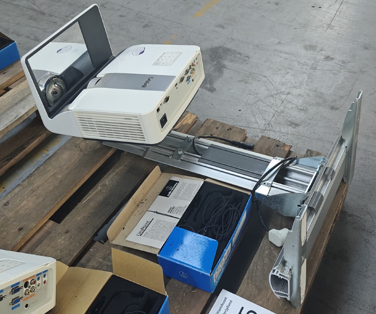 Digital projector m/beslag. Mrk Benq. Model: MX850UST. UniPoint fjernbetjent mikrofon. Model: AT853Rx (der medfølger det tilbehør, som ses i æsken)