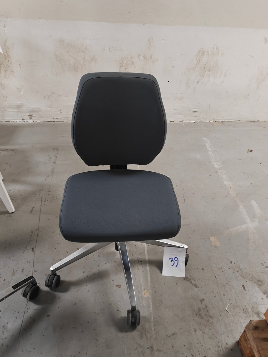 Kontorstol. Mrk ScanOffice. Grøn polstret sæde og ryg. Brugt. 