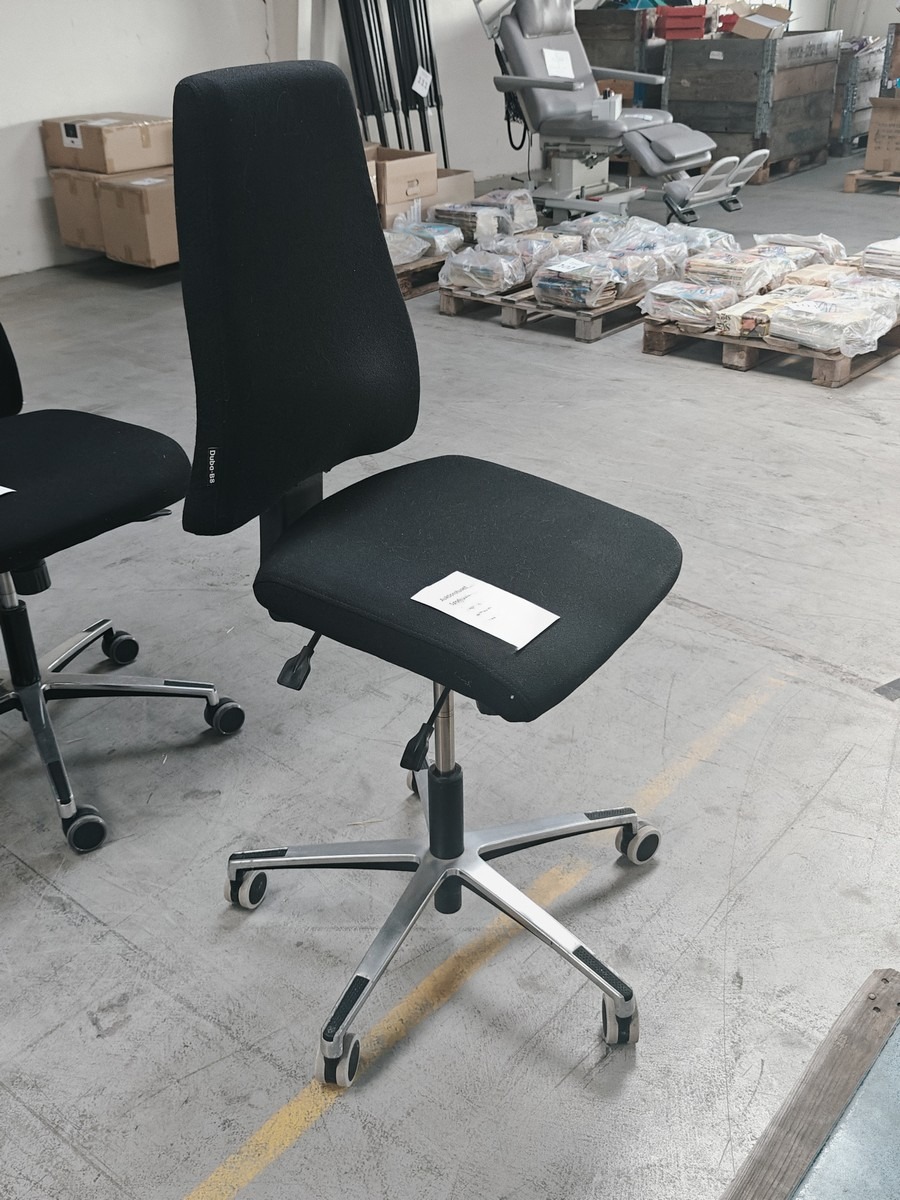 Kontorstol. Mrk Duba B8. Sort polstret sæde og ryg. Brugt. 