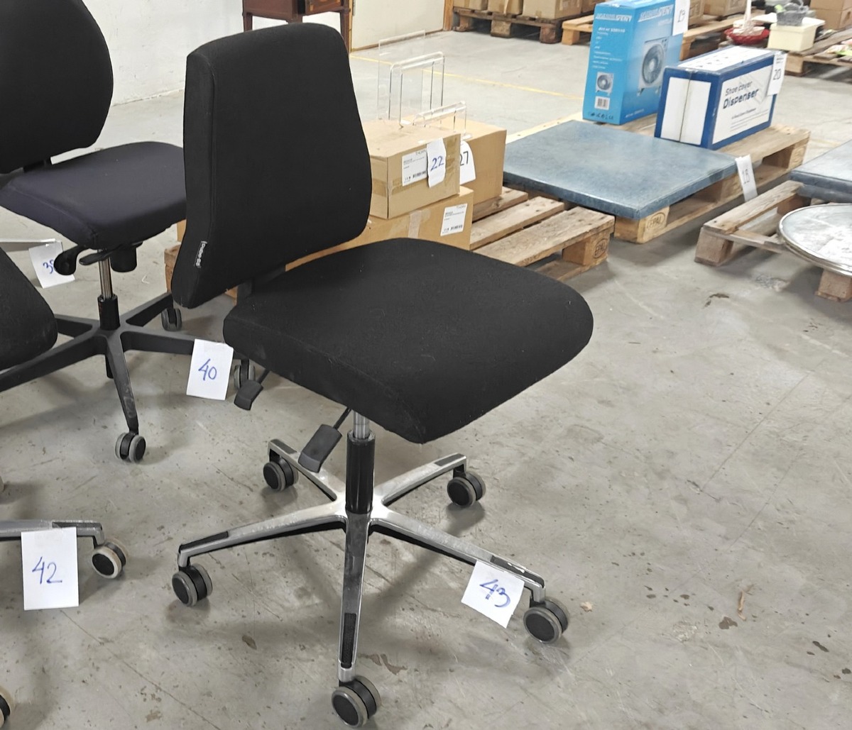 Kontorstol. Mrk Duba B8. Sort polstret sæde og ryg. Brugt. 