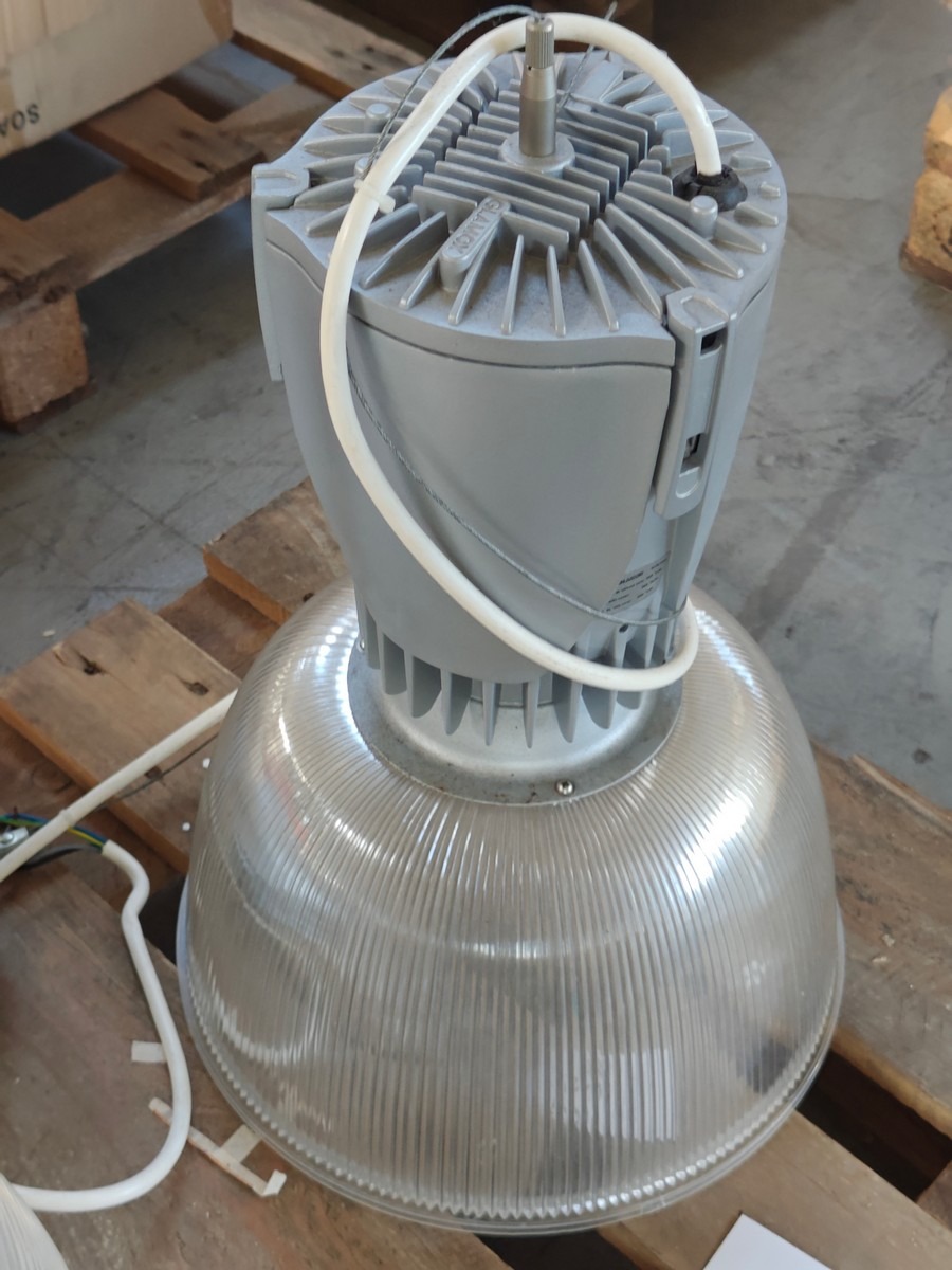 Pendel i industrielt design. Mrk: Glamox. Model: RTK106. 