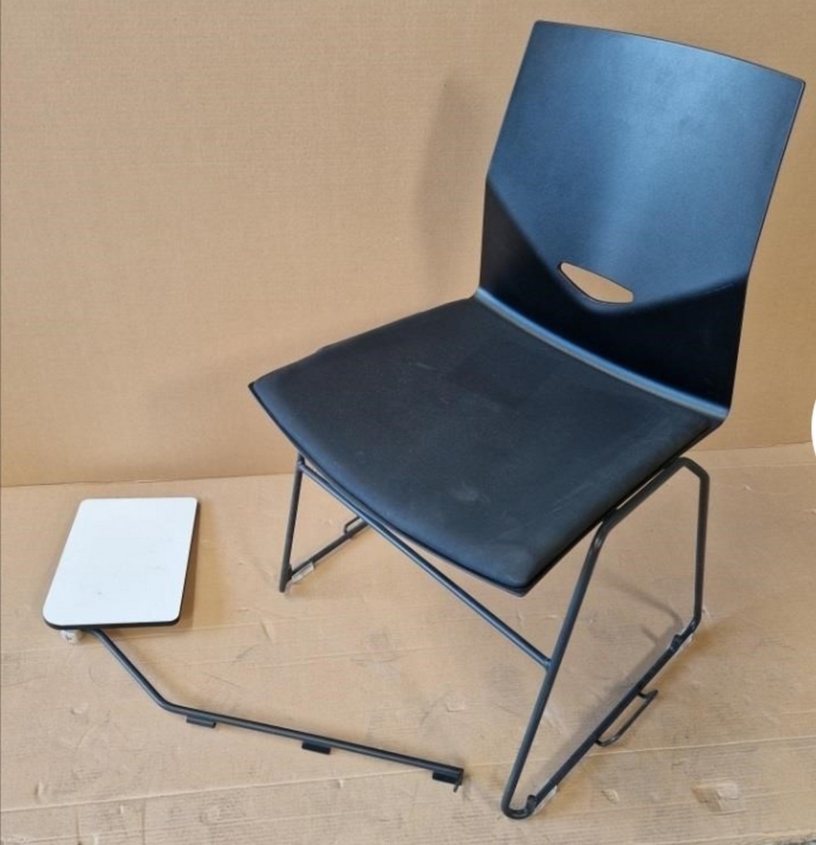 5 Seminarstole m/aftagelig skriveplade. Mrk: Four Design. Design: Strand+Hvass. Ergonomisk ryg i V-form. Kan sættes samme på række. Stabélbare