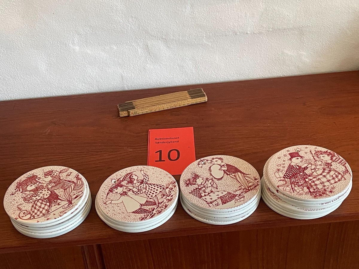 24 Bjørn Wiinblad månedsplatter i rød.  