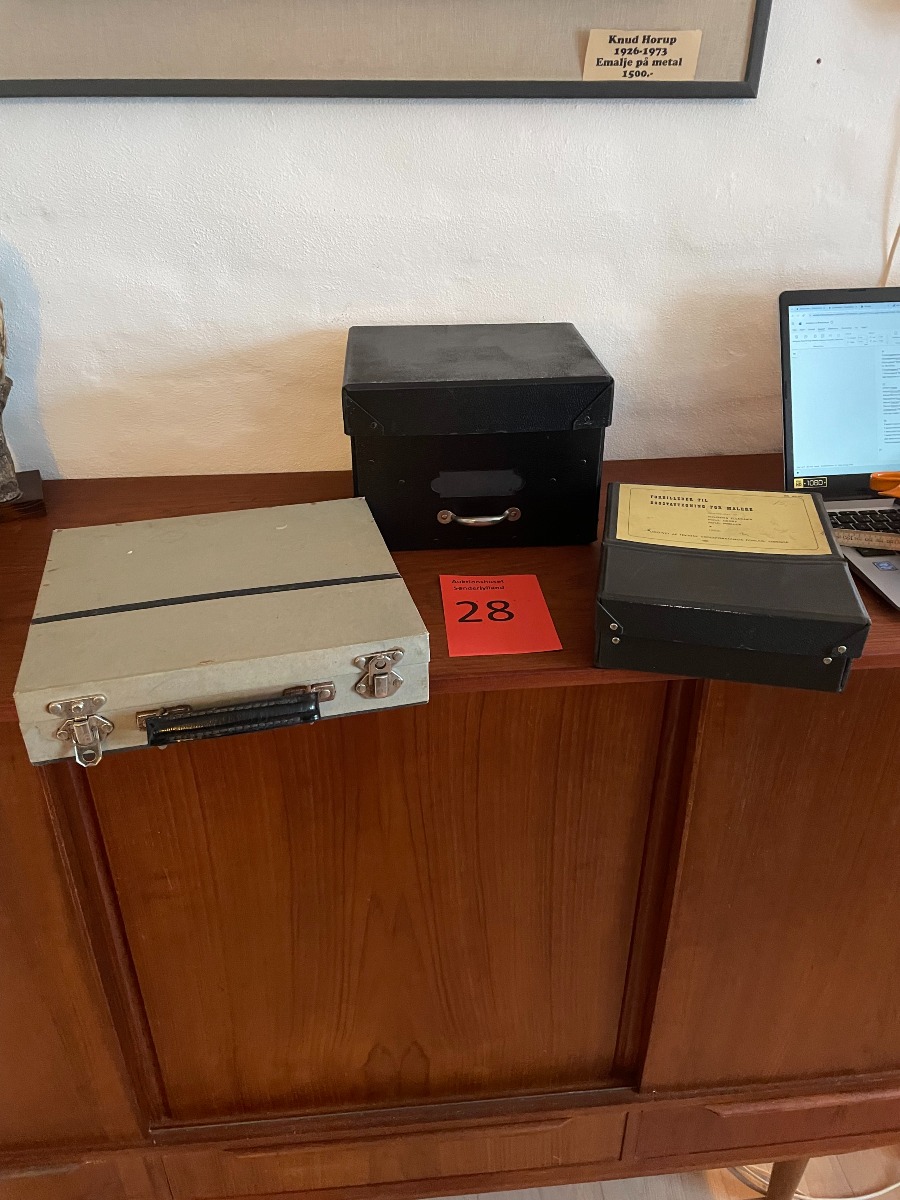 3 arkivæsker med indhold 