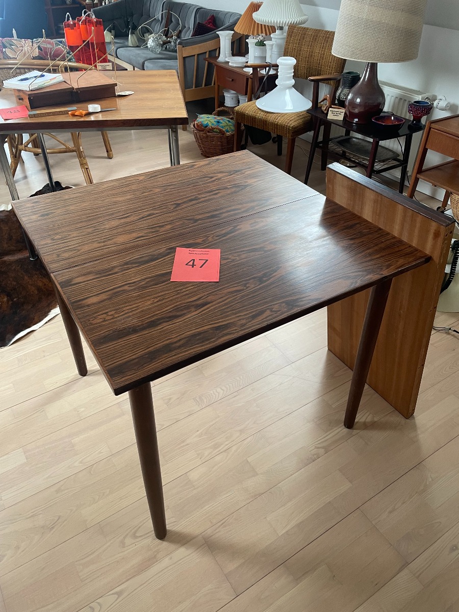 Kvadratisk spisebord, fineret 