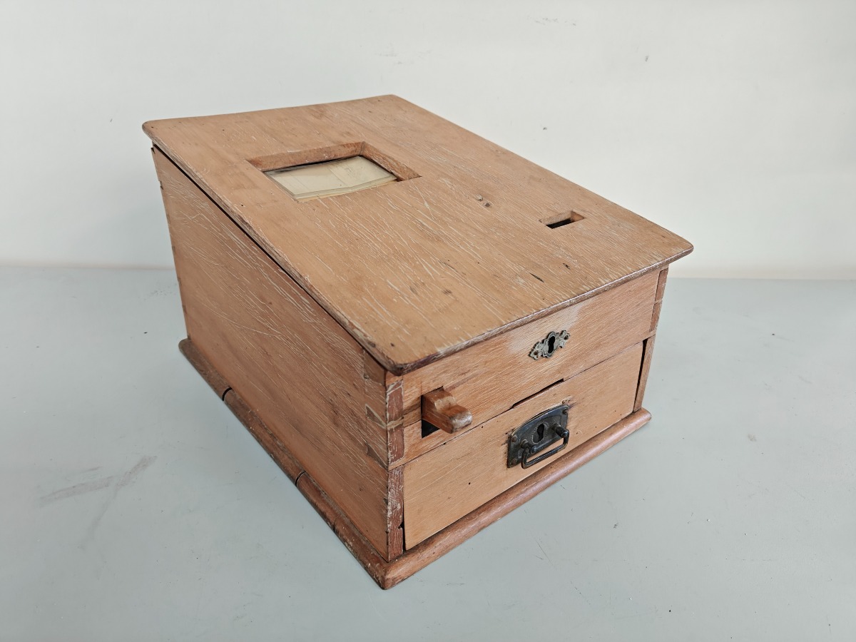 Kasseapparat af træ med pengeskuffe