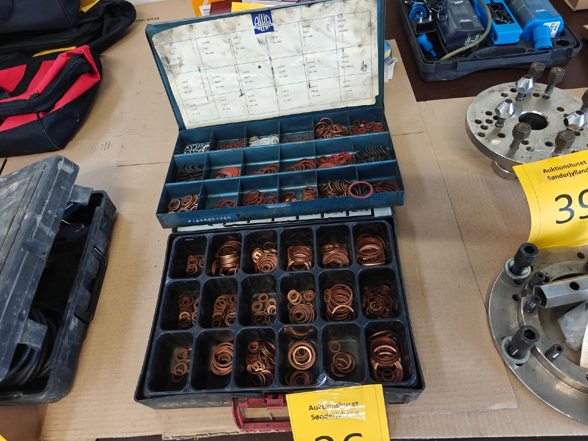 2 sortimentskasser med kobberskiver og fiberskiver