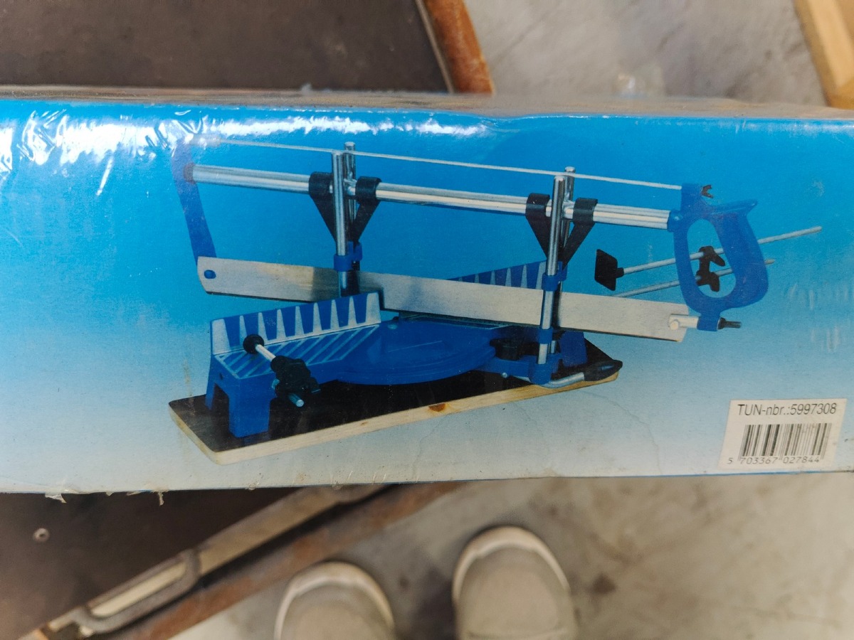 Manuel geringssav med styreskinne