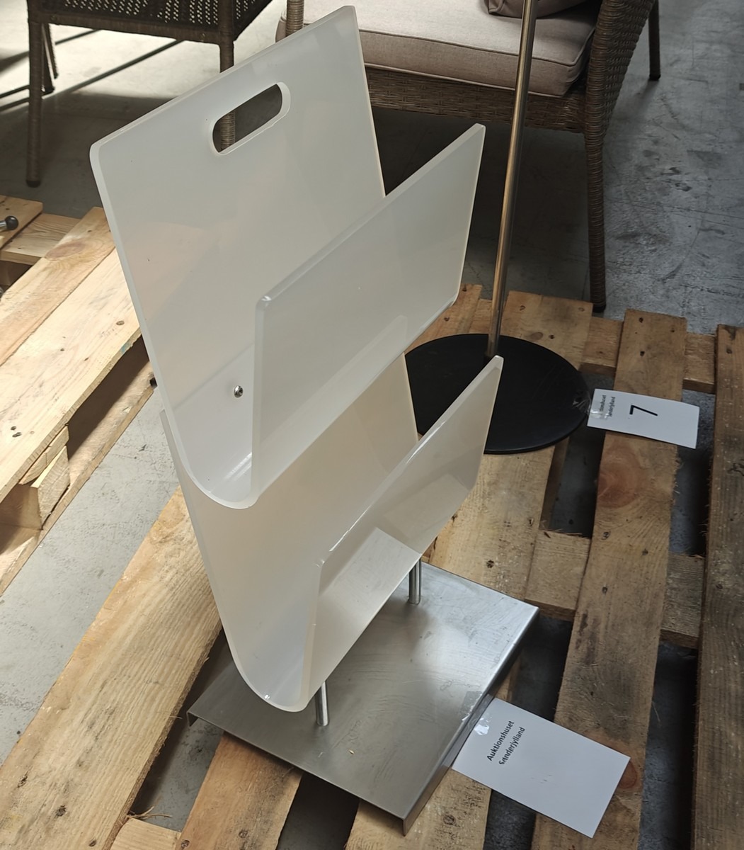 Magasinholder. Akryl holdere og fod i stål.