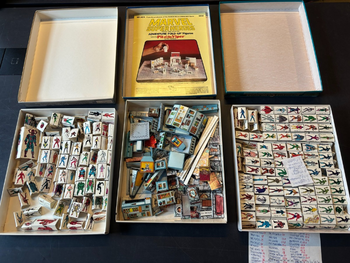 Marvel Super Heroes –  Fold-Up Figures & Tiles