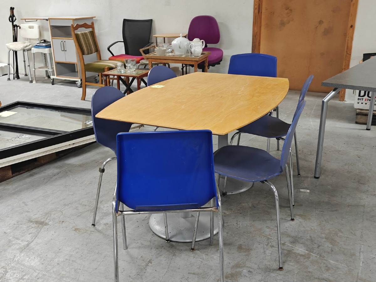 Bord m/6 stole. Spisebord: Bådformet m/søjlefod