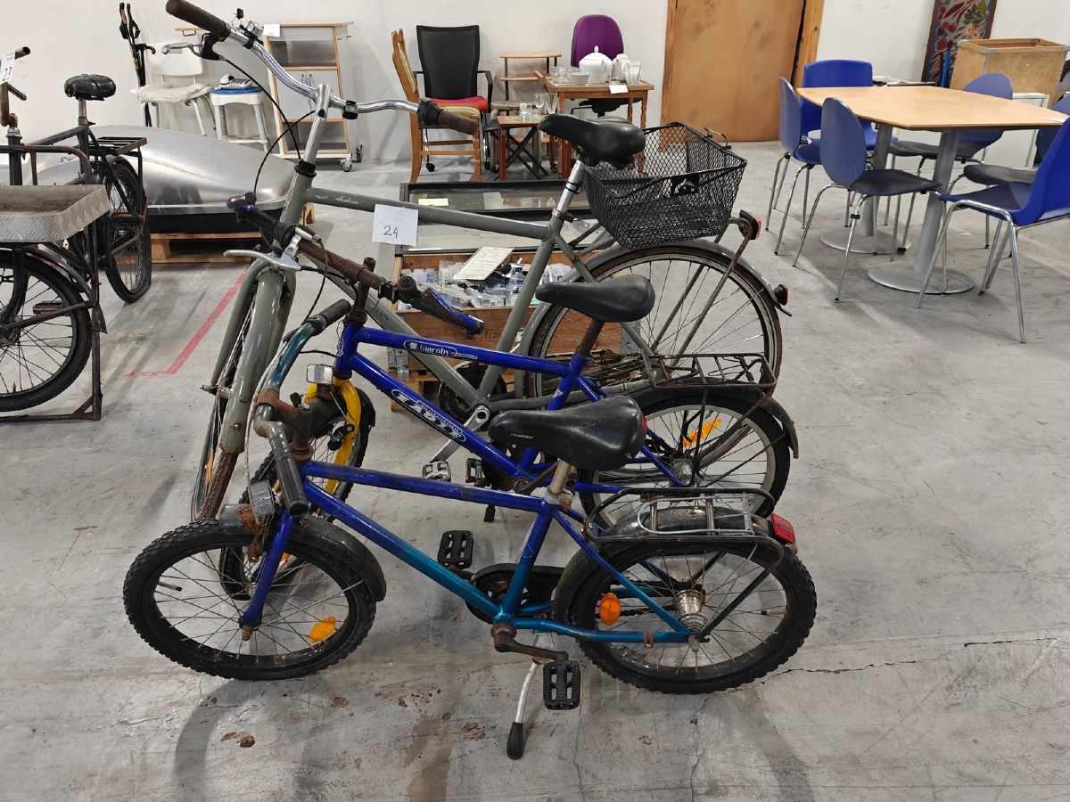 Herrecykel og 2 drengecykler. 