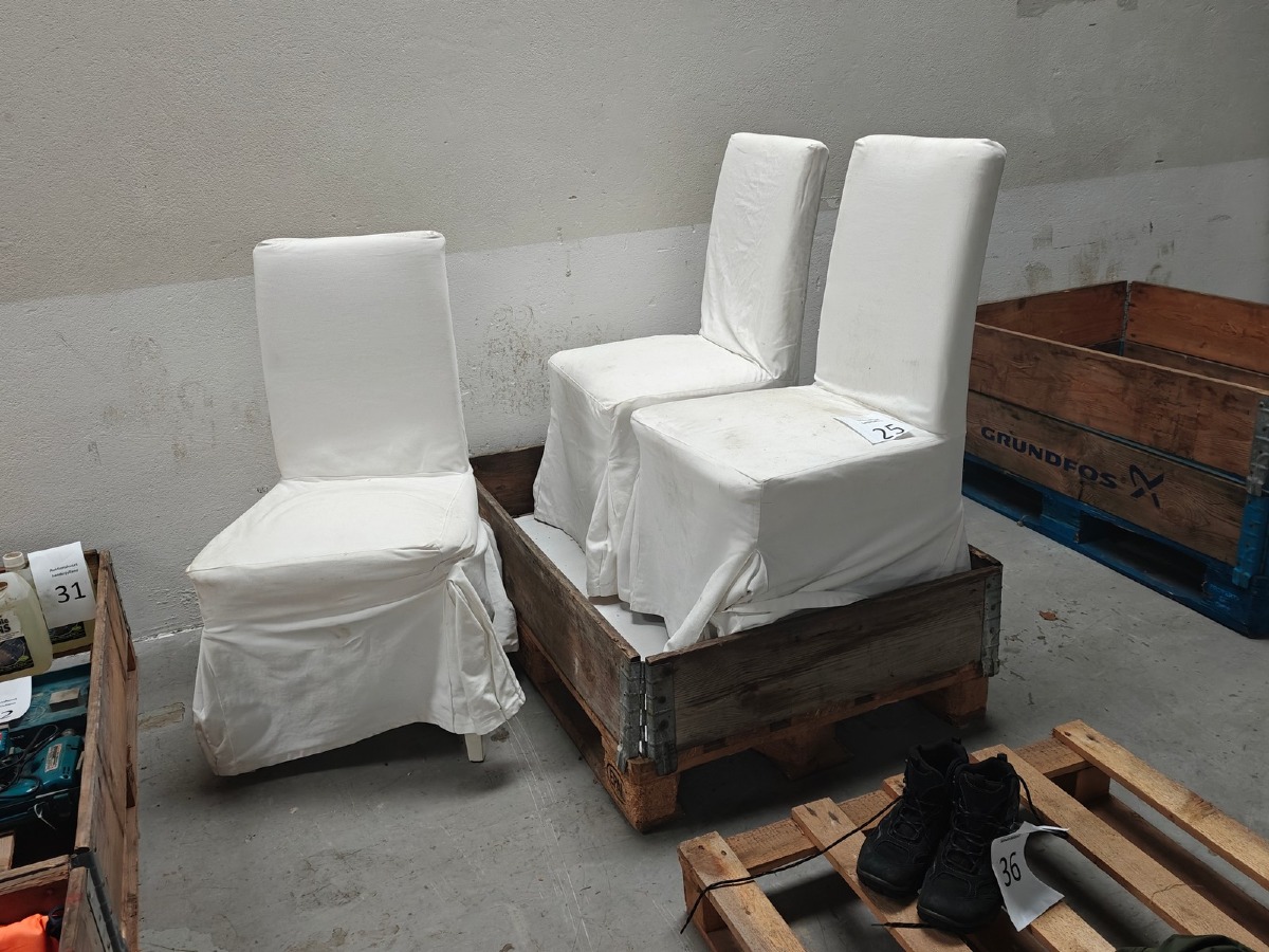 3 Spisebordsstole m/hvidt aftageligt betræk. 