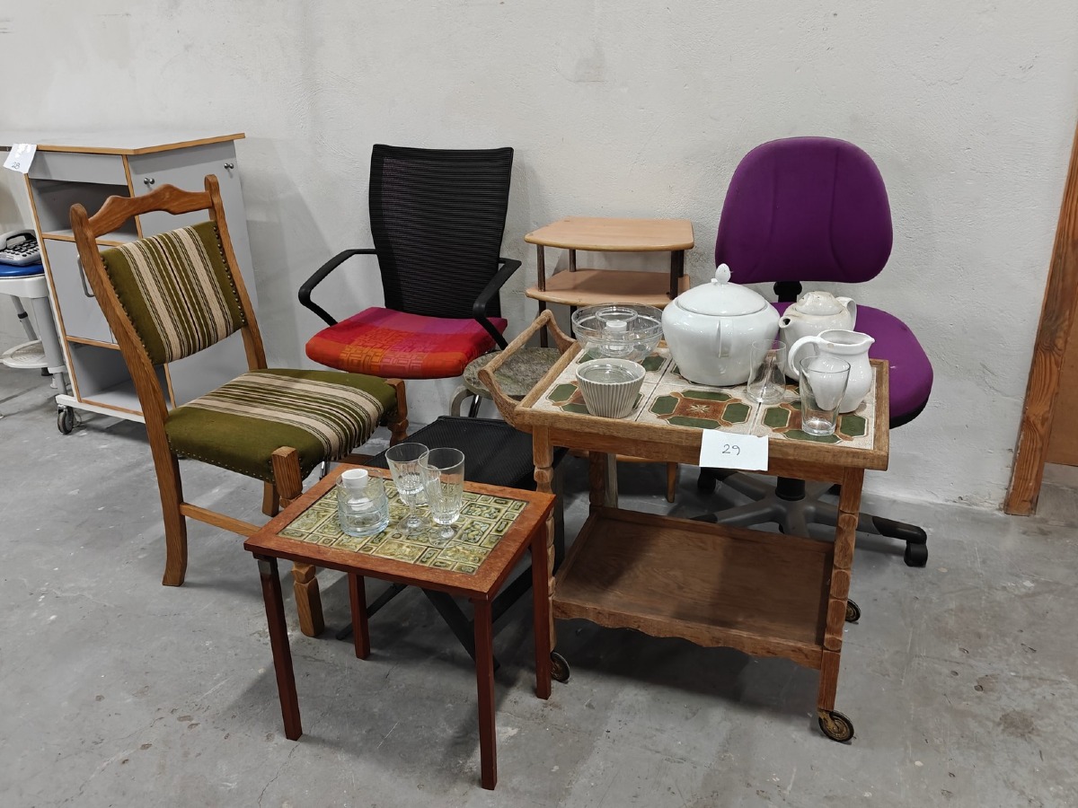 Retromøbler, kontorstol, reol, tepotter, glas mm. 