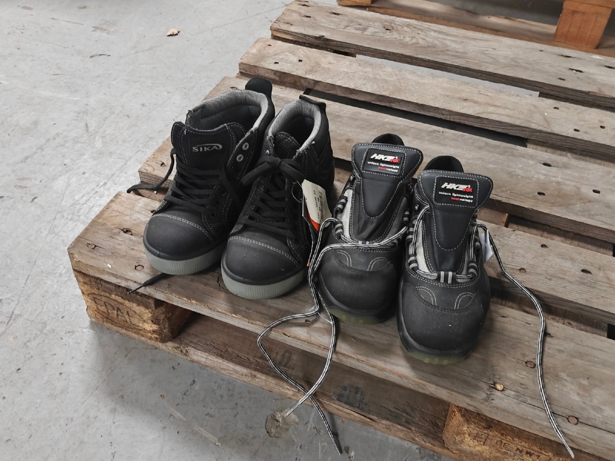 2 Par sikkerheds-/arbejdssko. Mrk Sika og HKS. 