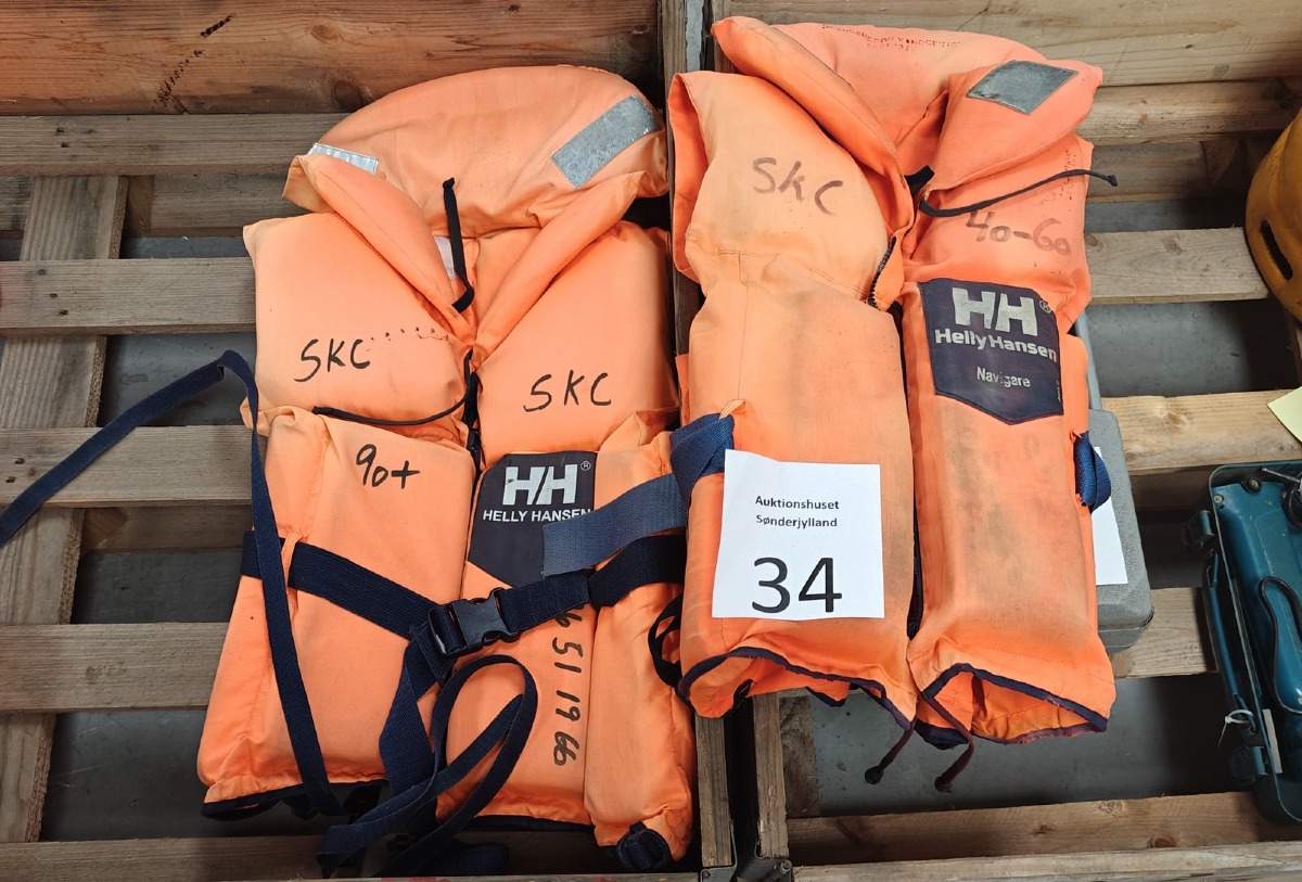 2 Redningsveste. Mrk: Helly Hansen. 