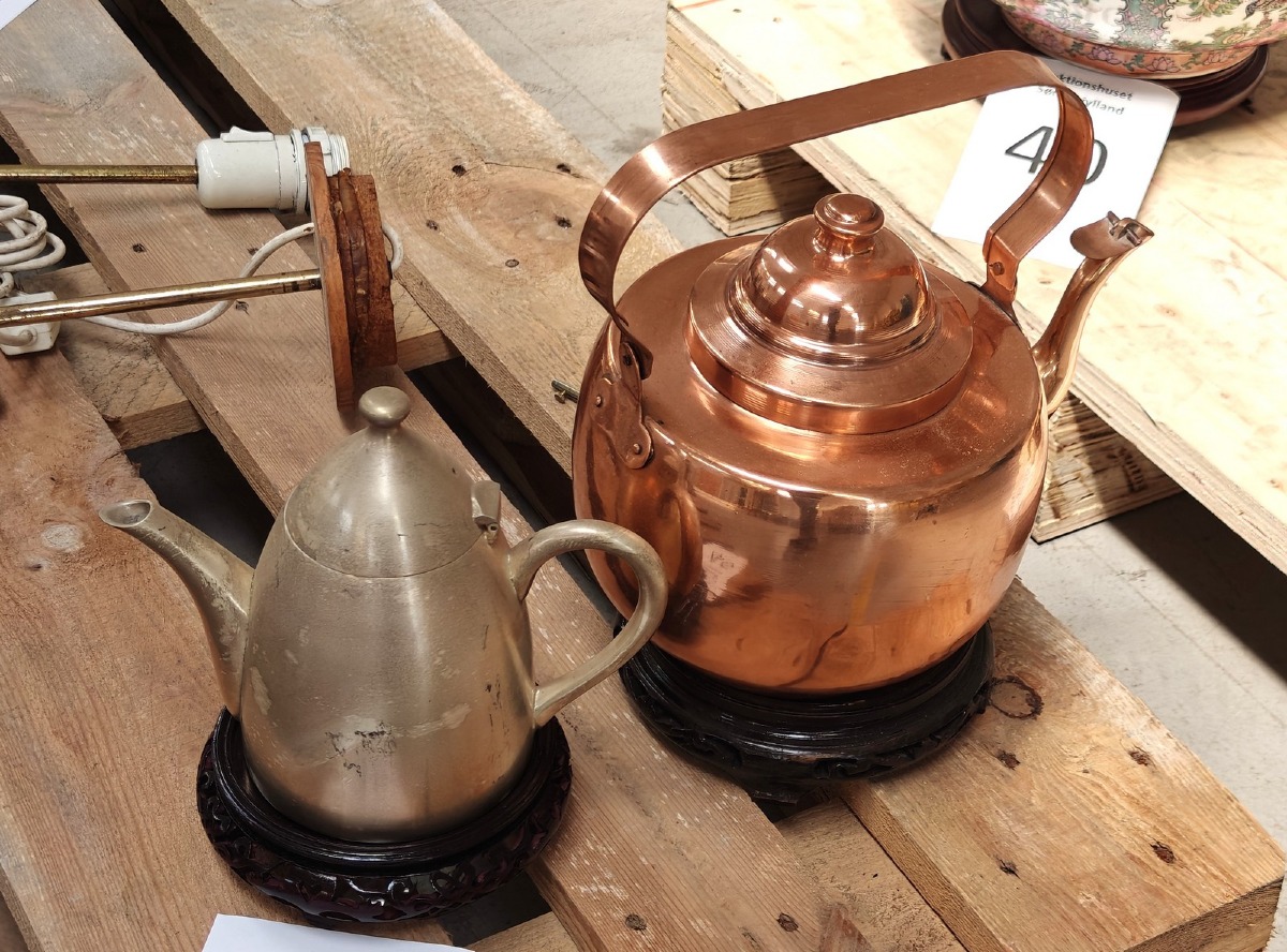 1 Kedel, 1 kande & 2 opsatser.