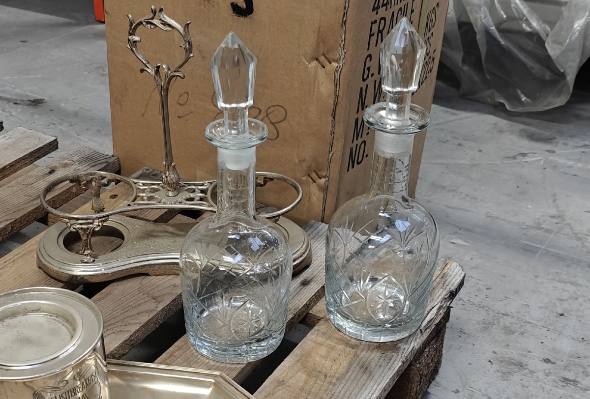 Stativ med 2 flasker/karafler. 