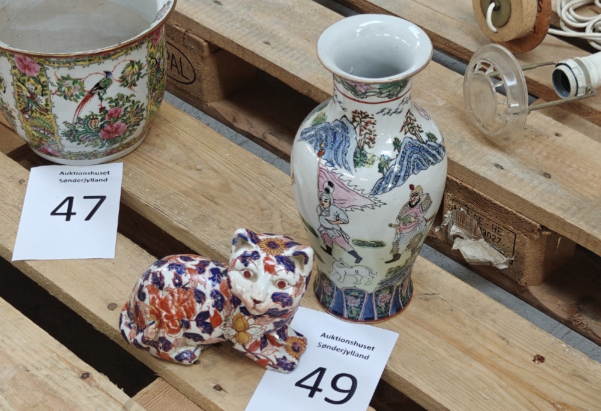 Kinesisk vase og kattefigur. Håndmalede. 