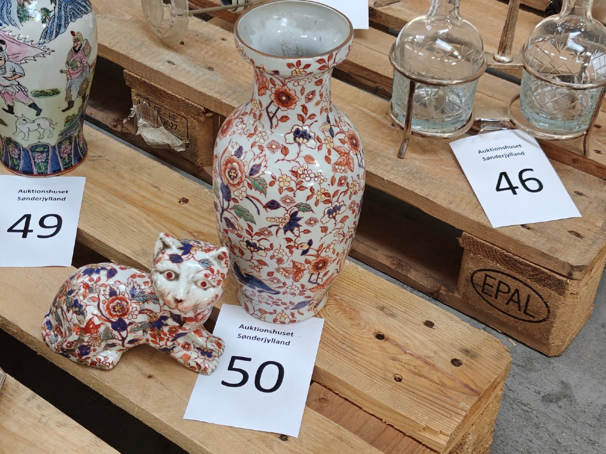 Kinesisk vase og kattefigur. Håndmalede.