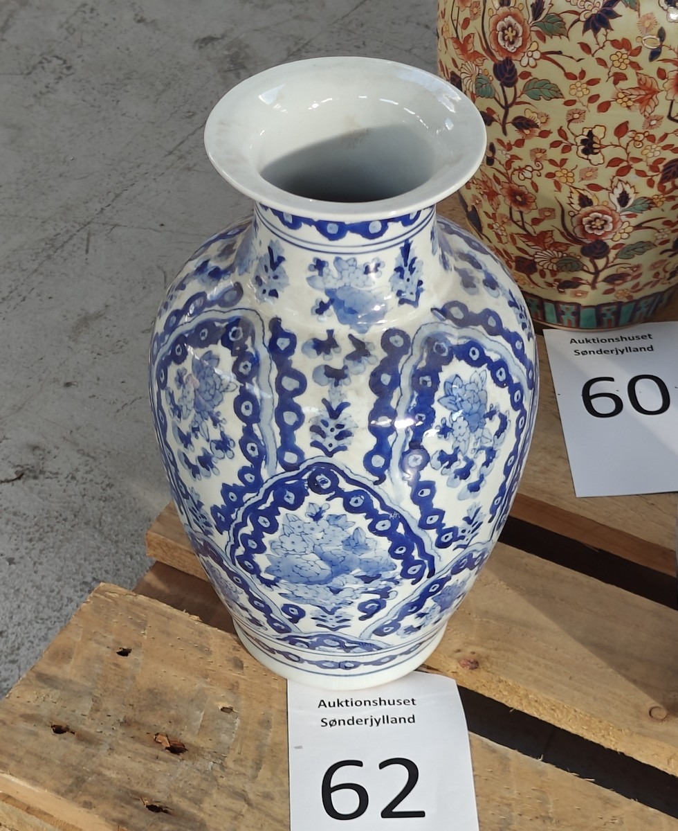 Kinesisk vase. Håndmalet. 